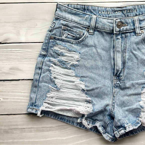 NWOT AE Women's Comfort Super Stretch Distressed Curvy Mom Denim Shorts - Picture 2 of 10